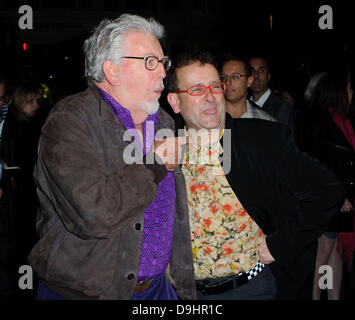 Rolf Harris e Timmy Mallet gli ombrelli di Cherbourg - Premere la notte presso il Gielgud Theatre - Arrivi. Londra, Inghilterra - 22.03.11 Foto Stock