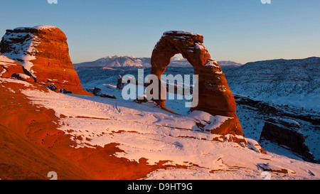 Delicate Arch con la neve in inverno al tramonto, il Parco Nazionale di Arches, Utah, Stati Uniti d'America Foto Stock