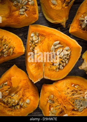 Materie zucca su di un tavolo di legno. Foto Stock