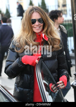 Elle Macpherson passi nella sua auto dopo aver tenuto il suo figlio a scuola di Londra, Inghilterra - 24.03.11 Foto Stock