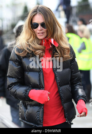 Elle Macpherson passi nella sua auto dopo aver tenuto il suo figlio a scuola di Londra, Inghilterra - 24.03.11 Foto Stock