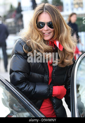 Elle Macpherson passi nella sua auto dopo aver tenuto il suo figlio a scuola di Londra, Inghilterra - 24.03.11 Foto Stock