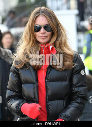 Elle Macpherson passi nella sua auto dopo aver tenuto il suo figlio a scuola di Londra, Inghilterra - 24.03.11 Foto Stock