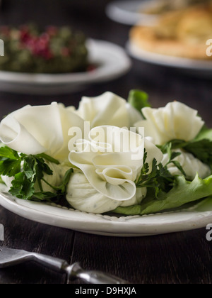 Cucina georgiana: nadughi, prodotto caseario simile a formaggio laminati in tagliata finemente oesulguniâ€ formaggio. Foto Stock