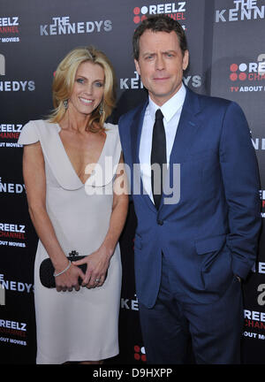 Helen Labdon e Greg Kinnear prima mondiale di "Kennedys" presso la Academy of Motion Pictures Arts and Sciences Samuel Goldwyn Theater di Beverly Hills, la California - 28.03.11 Foto Stock