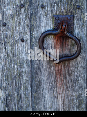 Arrugginita maniglia della porta sulla vecchia quercia casa di gate Foto Stock