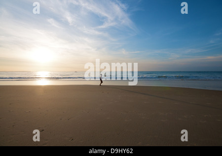 In esecuzione su una bellissima spiaggia Foto Stock