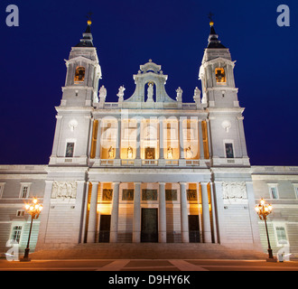 Madrid - Santa Maria la Real de La Almudena cattedrale in mattinata al tramonto Foto Stock