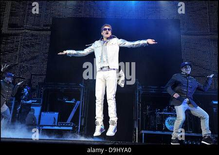 Justin Bieber esegue in scena al Palais Omnisports de Bercy. Parigi, Francia - 29.03.11 Foto Stock