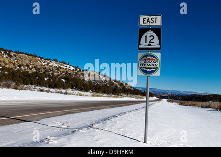 Scenic Byway highway 12 est a firmare con la neve in inverno, Utah, Stati Uniti d'America Foto Stock