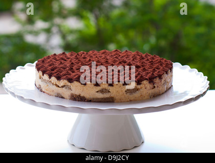 Il tiramisù con caffè e torta, dessert, caffè in grani, sulla piastra Foto Stock