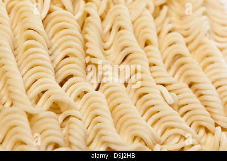 In casa Quick spaghetti ramen con carote e piselli Foto Stock