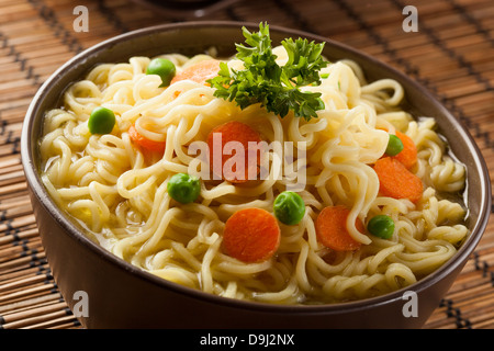 In casa Quick spaghetti ramen con carote e piselli Foto Stock