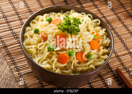 In casa Quick spaghetti ramen con carote e piselli Foto Stock