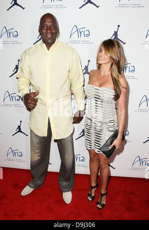 Michael Jordan ha annunciato che egli è impegnato per il suo abituale ragazza Yvette Prieto Michael Jordan e Yvette Prieto Michael Jordan Celebrity Invitational di ricevimento di benvenuto a Haze night club al Aria Las Vegas, Nevada - 31.03.11 Foto Stock