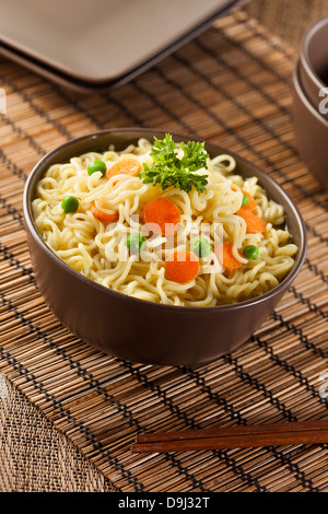 In casa Quick spaghetti ramen con carote e piselli Foto Stock