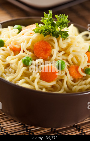 In casa Quick spaghetti ramen con carote e piselli Foto Stock