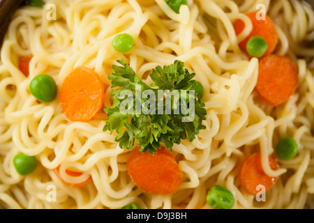 In casa Quick spaghetti ramen con carote e piselli Foto Stock