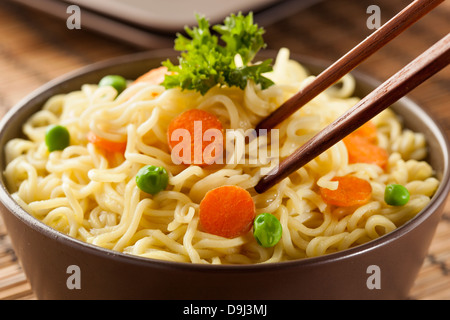 In casa Quick spaghetti ramen con carote e piselli Foto Stock