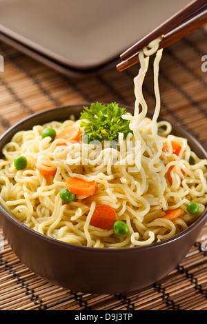 In casa Quick spaghetti ramen con carote e piselli Foto Stock