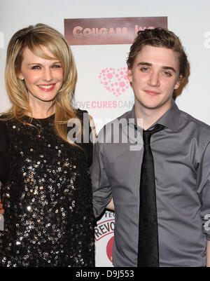 Kathryn Morris e Kyle Gallner Cougar Inc premiere mondiale tenutosi presso il teatro egiziano - Gli arrivi di Los Angeles, California - 31.03.11 Foto Stock