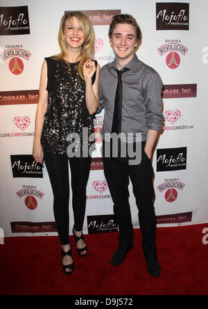 Kathryn Morris e Kyle Gallner Cougar Inc premiere mondiale tenutosi presso il teatro egiziano - Gli arrivi di Los Angeles, California - 31.03.11 Foto Stock