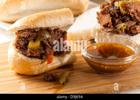 Succosa casalingo italiano sandwich di manzo con peperoncino Foto Stock