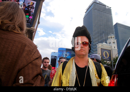 Las Vegas Nevada, The Strip, South Las Vegas Boulevard, impersonatore di Elvis Presley, aspetto delle celebrità, capelli, vestito, artista di strada, suggerimenti per gli autobus, visitatore Foto Stock