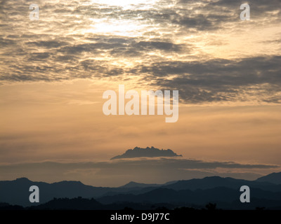 Tramonto sul Monte Kinabalu mountain a Sabah sull'isola del Borneo Malese Asia Foto Stock