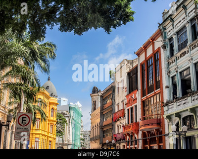 L'architettura coloniale su Bom Jesus Street nel centro storico della città vecchia di Recife, la capitale della regione di Pernambuco in Brasile, in una giornata di sole. Landsc Foto Stock