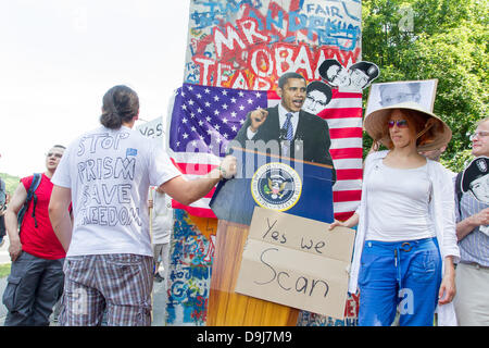 Berlino, Germania. 19 giugno 2013. In occasione della visita di U.S. Il presidente Barack Obama questa settimana, il partito del pirata in Germania i cittadini, sindacati, associazioni e altre parti ha chiamato per una grande manifestazione di protesta contro i programmi di sorveglianza come il prisma. In caso su 19.06.2013 da 15 Orologio in grande star a Berlino pirati della domanda in aggiunta ad un arresto immediato del programma anche l impunità per il prisma whistleblower Edward Snowden. Le maschere rappresentano Bradley Manning (Wikileaks whistleblower) e Edward Snowden (NSA Whistleblower - l'uno con gli occhiali) dar. Berlino. dpa/Alamy L Foto Stock