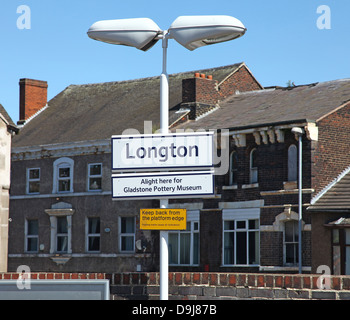 Un cartello sulla piattaforma che dice 'Alight here for Gladstone Pottery Museum', stazione ferroviaria di Longton, Stoke-on-Trent, Staffordshire, Inghilterra, REGNO UNITO Foto Stock