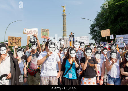 Berlino, Germania. 19 giugno 2013. In occasione della visita di U.S. Il presidente Barack Obama questa settimana, il partito del pirata in Germania i cittadini, sindacati, associazioni e altre parti ha chiamato per una grande manifestazione di protesta contro i programmi di sorveglianza come il prisma. In caso su 19.06.2013 da 15 Orologio in grande star a Berlino pirati della domanda in aggiunta ad un arresto immediato del programma anche l impunità per il prisma whistleblower Edward Snowden. Le maschere rappresentano Bradley Manning (Wikileaks whistleblower) e Edward Snowden (NSA Whistleblower - l'uno con gli occhiali) dar. Berlino. dpa/Alamy L Foto Stock