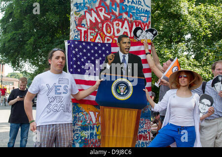 Berlino, Germania. 19 giugno 2013. In occasione della visita di U.S. Il presidente Barack Obama questa settimana, il partito del pirata in Germania i cittadini, sindacati, associazioni e altre parti ha chiamato per una grande manifestazione di protesta contro i programmi di sorveglianza come il prisma. In caso su 19.06.2013 da 15 Orologio in grande star a Berlino pirati della domanda in aggiunta ad un arresto immediato del programma anche l impunità per il prisma whistleblower Edward Snowden. Le maschere rappresentano Bradley Manning (Wikileaks whistleblower) e Edward Snowden (NSA Whistleblower - l'uno con gli occhiali) dar. Berlino. dpa/Alamy L Foto Stock