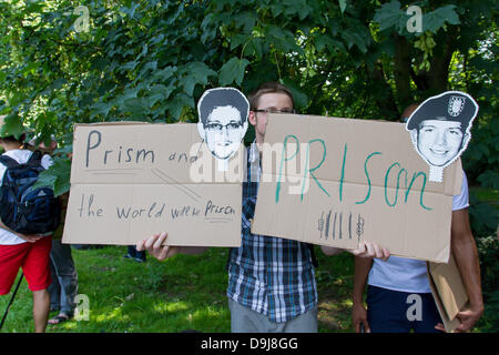 Berlino, Germania. 19 giugno 2013. In occasione della visita di U.S. Il presidente Barack Obama questa settimana, il partito del pirata in Germania i cittadini, sindacati, associazioni e altre parti ha chiamato per una grande manifestazione di protesta contro i programmi di sorveglianza come il prisma. In caso su 19.06.2013 da 15 Orologio in grande star a Berlino pirati della domanda in aggiunta ad un arresto immediato del programma anche l impunità per il prisma whistleblower Edward Snowden. Le maschere rappresentano Bradley Manning (Wikileaks whistleblower) e Edward Snowden (NSA Whistleblower - l'uno con gli occhiali) dar. Berlino. dpa/Alamy L Foto Stock