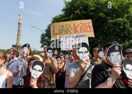 Berlino, Germania. 19 giugno 2013. In occasione della visita di U.S. Il presidente Barack Obama questa settimana, il partito del pirata in Germania i cittadini, sindacati, associazioni e altre parti ha chiamato per una grande manifestazione di protesta contro i programmi di sorveglianza come il prisma. In caso su 19.06.2013 da 15 Orologio in grande star a Berlino pirati della domanda in aggiunta ad un arresto immediato del programma anche l impunità per il prisma whistleblower Edward Snowden. Le maschere rappresentano Bradley Manning (Wikileaks whistleblower) e Edward Snowden (NSA Whistleblower - l'uno con gli occhiali) dar. Berlino. dpa/Alamy L Foto Stock