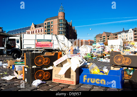 La pulizia in Hamburg mercato del pesce Foto Stock