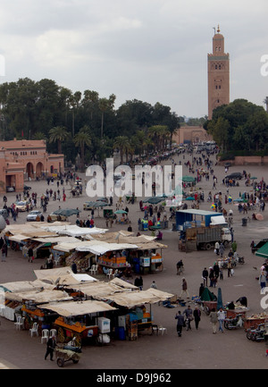 Djemaa el Fna, Marrakech. Le bancarelle del mercato in primo piano e la Moschea di Koutoubia dietro. Foto Stock