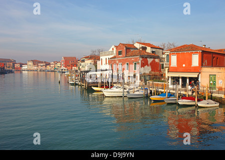La colorata di vecchi edifici e barche ormeggiate sul canale all'Isola di Murano Venezia Italia Foto Stock