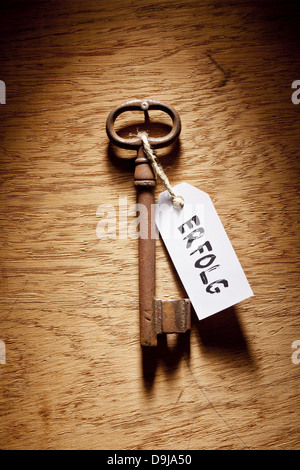 Chiave con un seguace e l'etichetta chiave di successo con un incontro ed è marcato successo Foto Stock