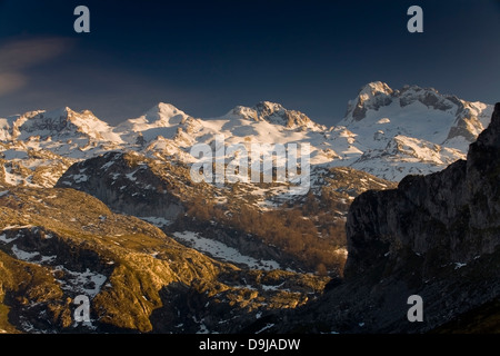 Montagne innevate paesaggio. Foto Stock