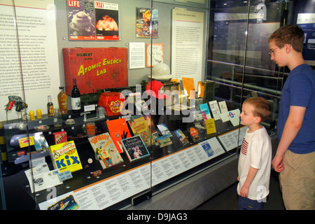 Las Vegas Nevada, Flamingo Road, National Atomic Testing Museum, sviluppo di armi nucleari, Area 51, reliquie, ragazzi ragazzi maschi bambini adolescenti Foto Stock