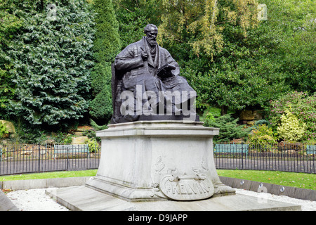 Monumento in bronzo del fisico e matematico Sir William Thomson, Barone Kelvin di Largs, Kelvingrove Park, Glasgow, Scozia Foto Stock
