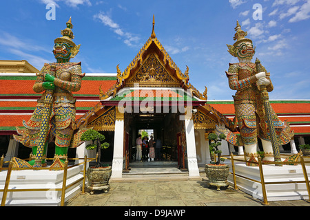 Tempio gigantesco statua custode, Wat Phra Kaew, il Tempio del Buddha di Smeraldo complesso, Bangkok, Thailandia Foto Stock