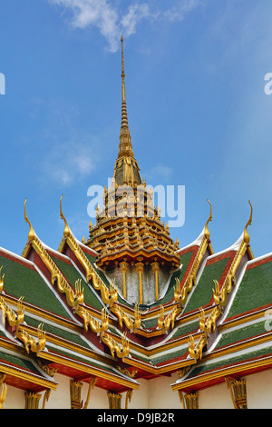 Phra Thinang Dusit Maha Prasat edificio e la guglia in Grand Palace complesso, Wat Phra Kaew, Thailandia Foto Stock