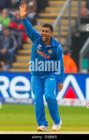 CARDIFF, GALLES - 20 Giugno: India di Mahendra Singh Dhoni lancia un appello per un paletto durante l'ICC Champions Trophy semi finale international cricket match tra India e Sri Lanka a Cardiff Galles Cricket Ground su Giugno 20, 2013 a Londra, Inghilterra. (Foto di Mitchell Gunn/ESPA) Foto Stock