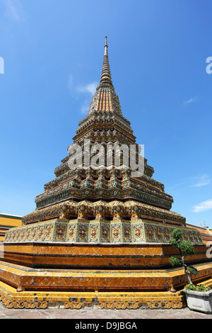 Guglie di Chedis al Wat Pho tempio di Bangkok, Tailandia Foto Stock