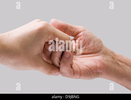 Giovani canto dare aiuto alla vecchia parte Foto Stock