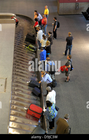 Las Vegas Nevada, aeroporto internazionale McCarran, LAS, terminal, aereo, area ritiro bagagli, bagagli, valigia, nastro trasportatore, passeggeri in arrivo, NV13040200 Foto Stock