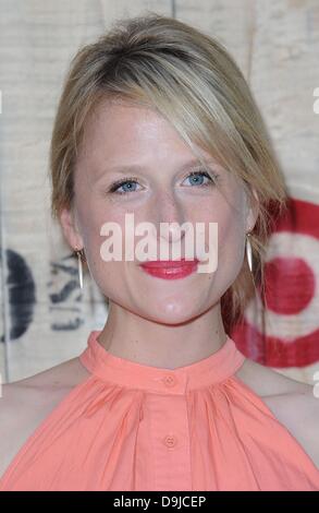 Brooklyn, Stati Uniti d'America. Giugno 19, 2013. Mamie Gummer all'alimentazione USA e lancio di destinazione, il Ponte di Brooklyn Park, Brooklyn, NY Giugno 19, 2013. Credito: Everett Collection Inc/Alamy Live News Foto Stock